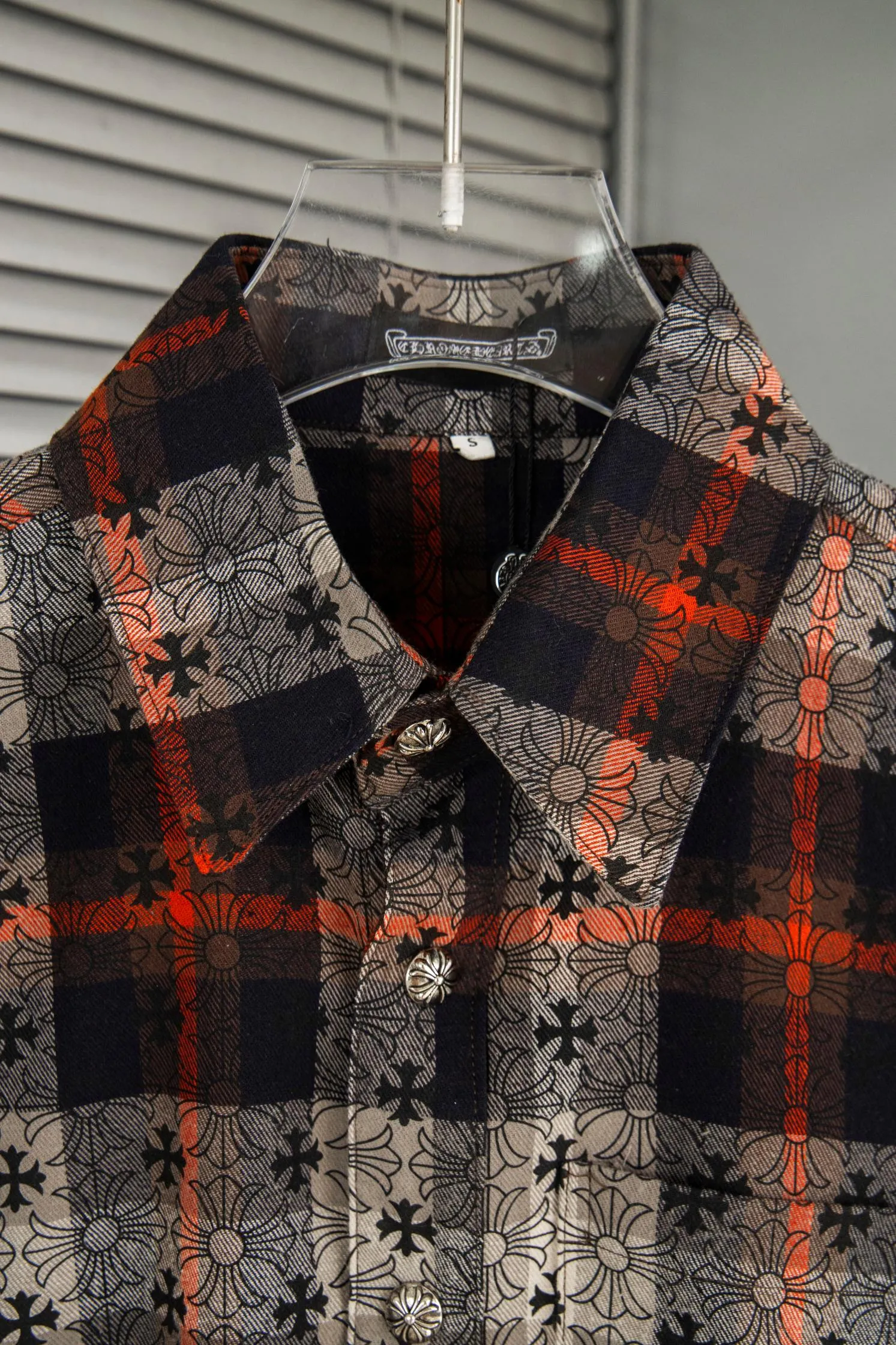 🅿️260 new model number: B132 Chrome Hearts classic cashew flower cross all-over printed jacquard long-sleeved casual shirt 1️⃣Customized original jacquard fabric, high-quality pure cotton jacquard plaid fabric, soft and comfortable to the touch, a very high-quality fabric! 2️⃣The details of the workmanship are perfectly controlled. The lining is made of vest hemming, and the cuffs are made of double cross leather labels. It is different from the ordinary version. The collar is also designed with interlining, which shows high-end fashion and personality. The style is fashionable, simple and elegant, and it is a very versatile jacket! 4⃣️Complete accessories, all customized with original versions! Same style for men and women Color: Cashew Red Size: S, M, L, XL